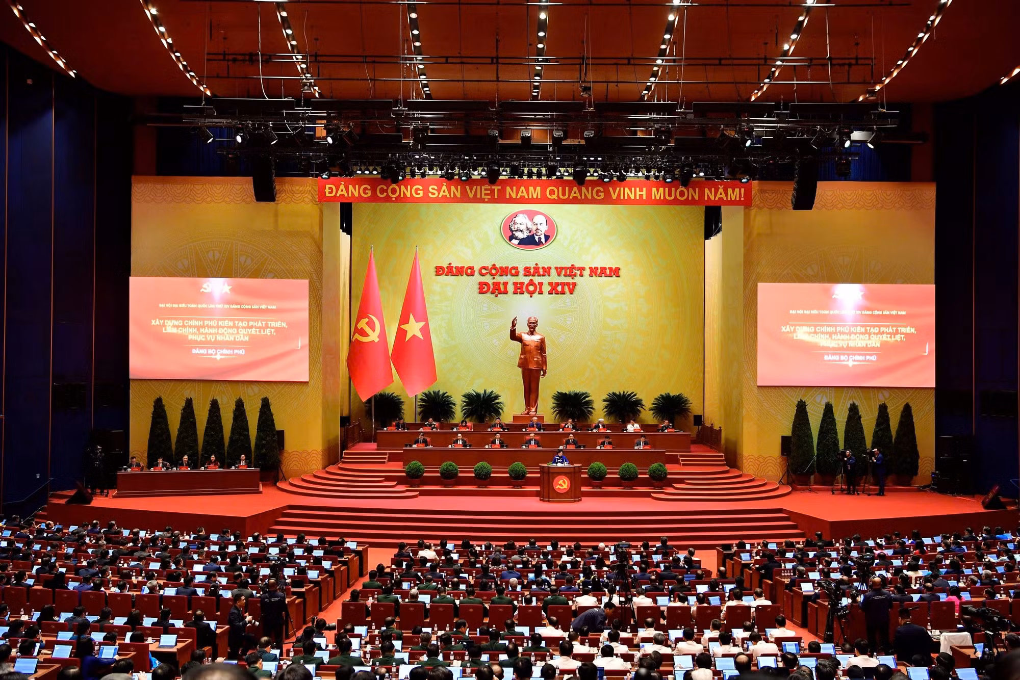 Các đại biểu thảo luận tại hội trường về các văn kiện Đại hội XIV -2