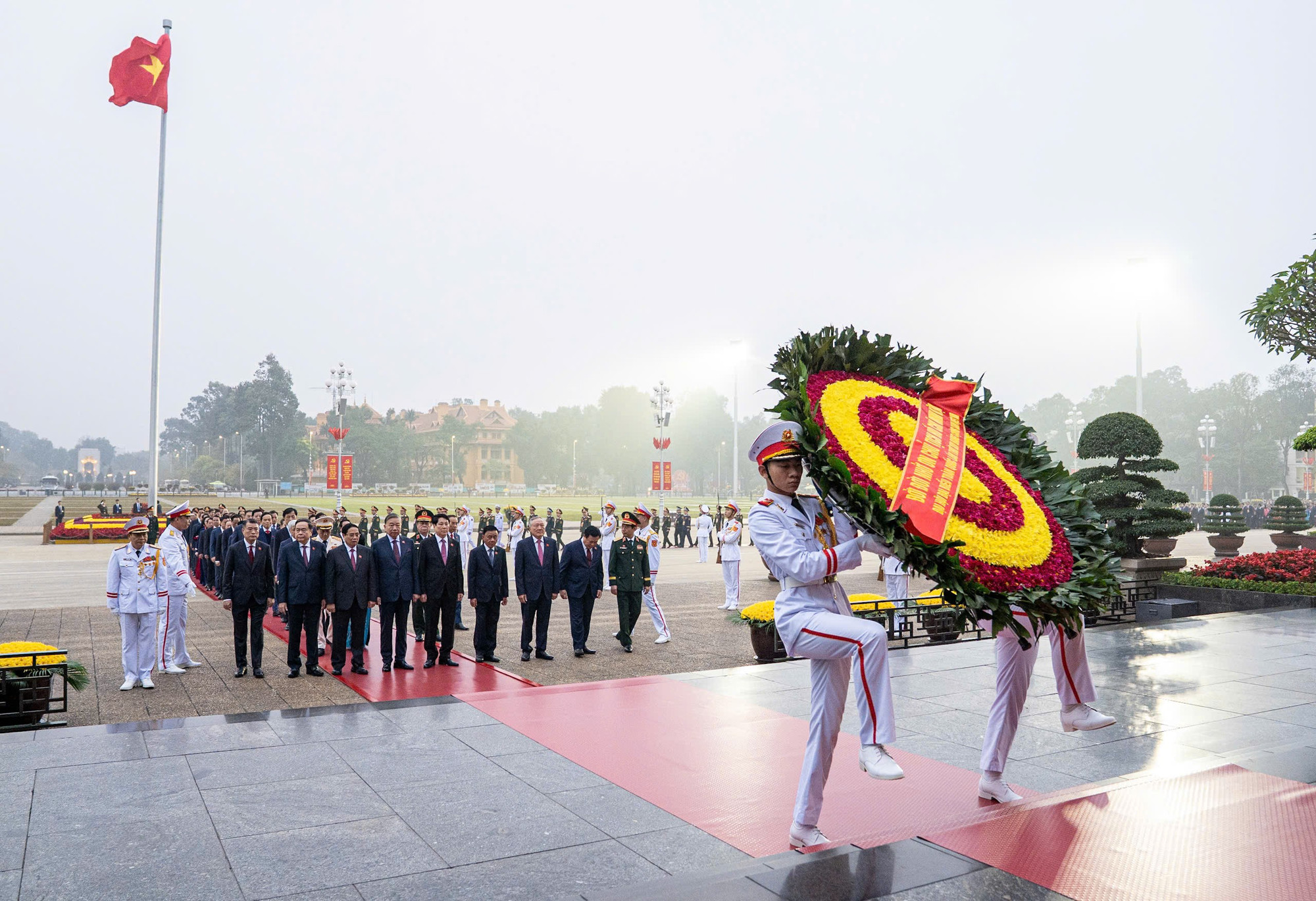 Lãnh đạo Đảng, Nhà nước cùng đại biểu dự Đại hội XIV vào Lăng viếng Chủ tịch Hồ Chí Minh -0