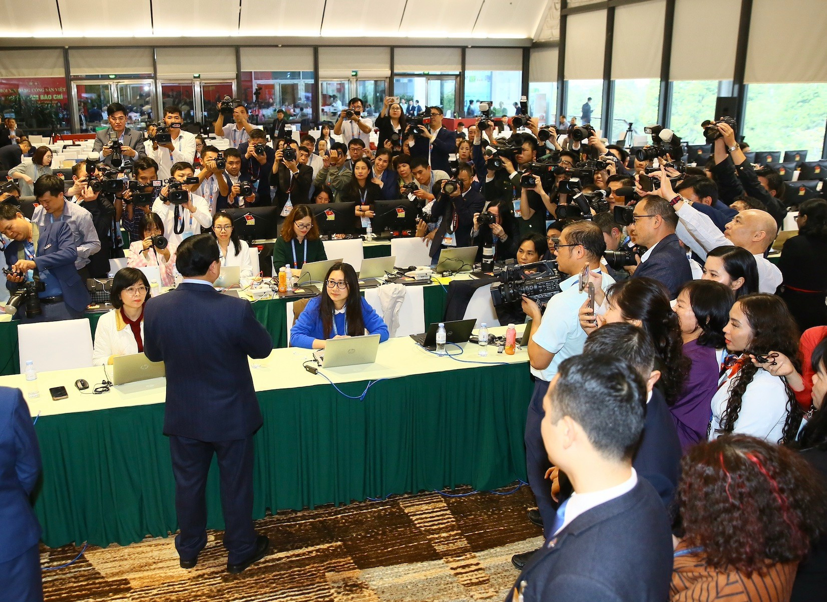 Thủ tướng Phạm Minh Chính thăm, động viên phóng viên báo chí tác nghiệp tại Đại hội XIV -0