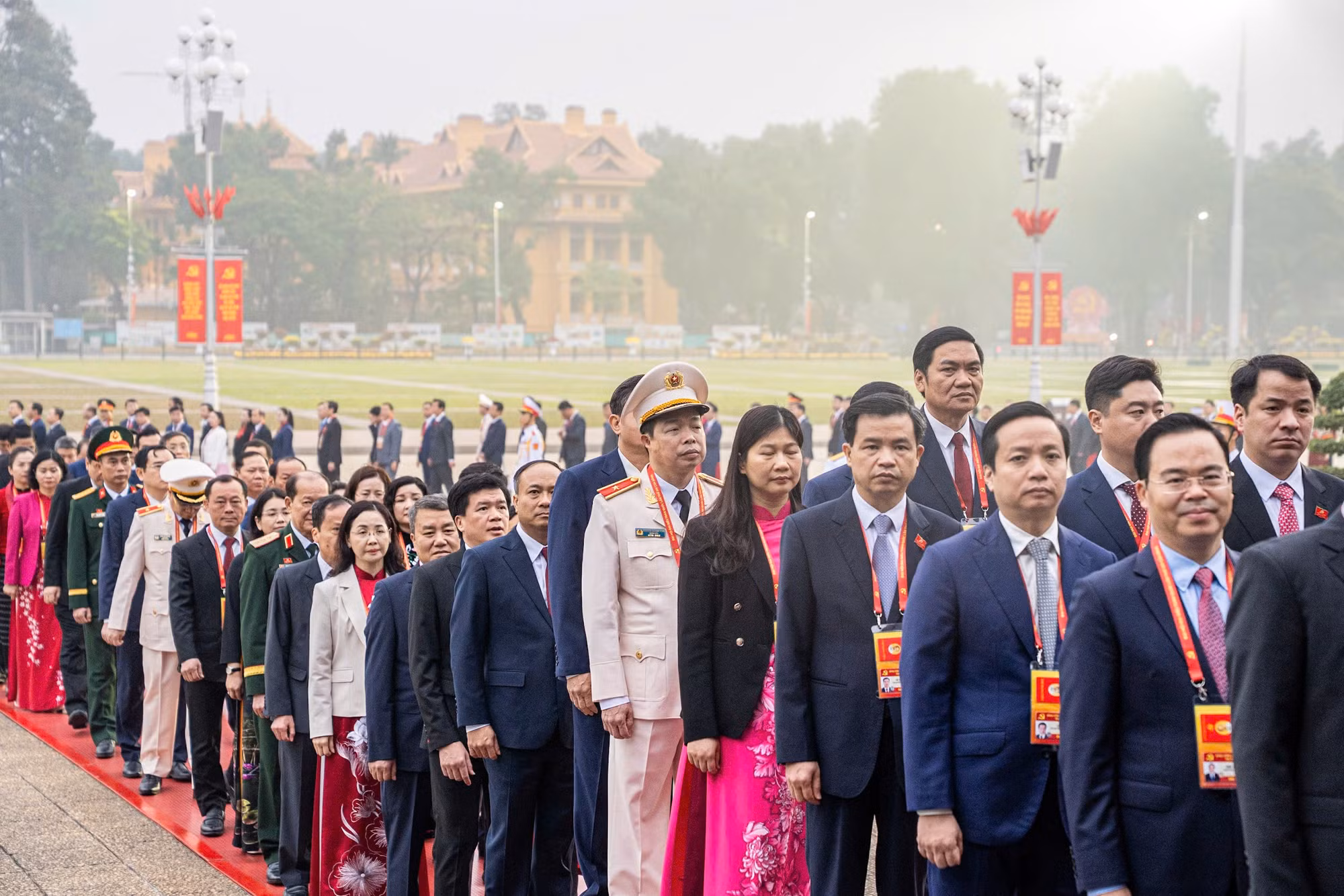 Lãnh đạo Đảng, Nhà nước cùng đại biểu dự Đại hội XIV vào Lăng viếng Chủ tịch Hồ Chí Minh -0
