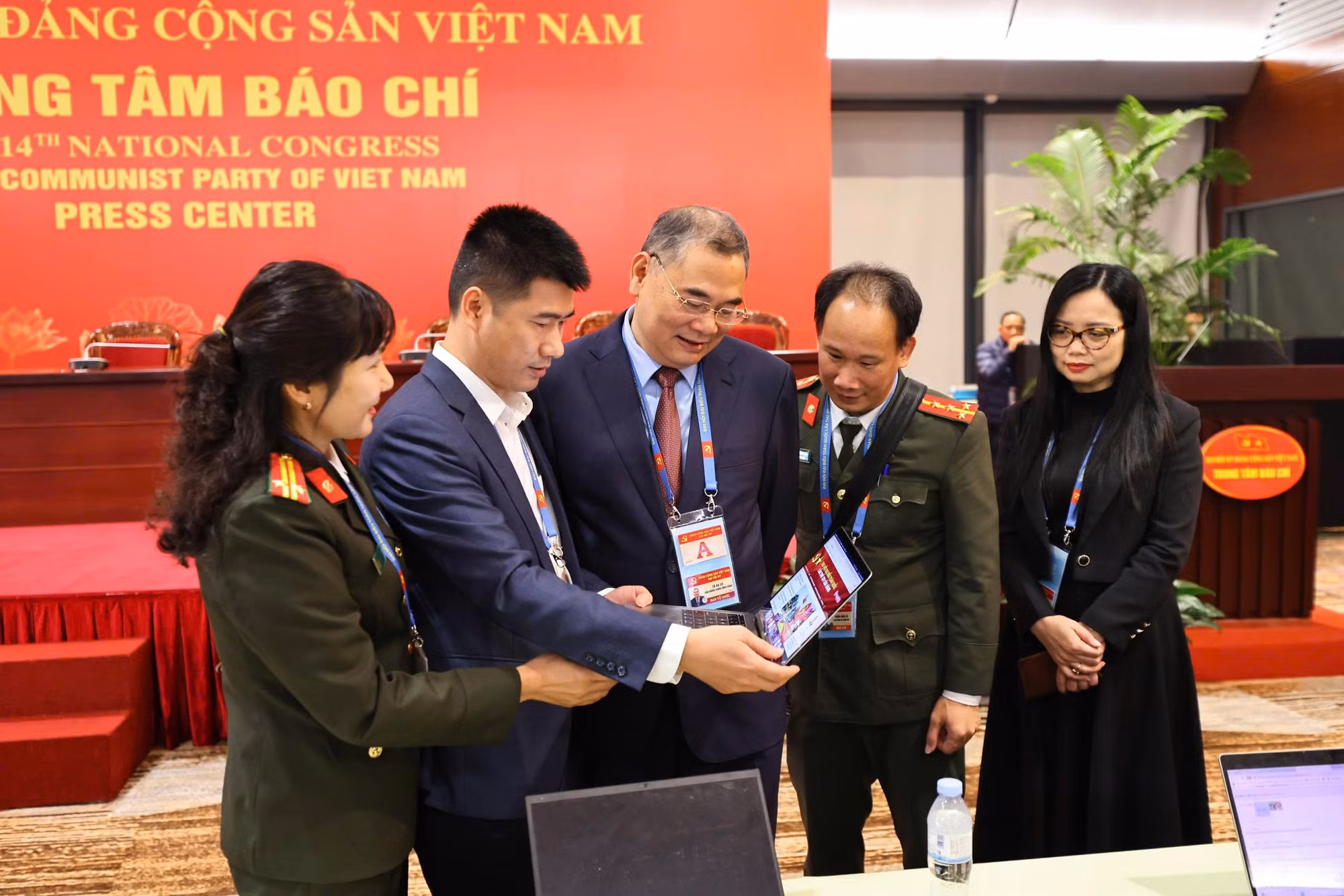 Trung tâm Báo chí nhộn nhịp trong ngày đầu Đại hội XIV của Đảng -3