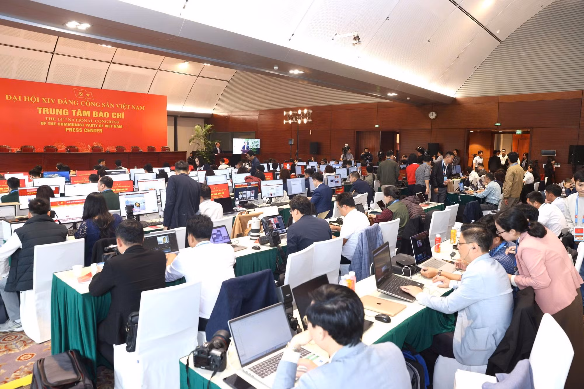 Trung tâm Báo chí nhộn nhịp trong ngày đầu Đại hội XIV của Đảng -0