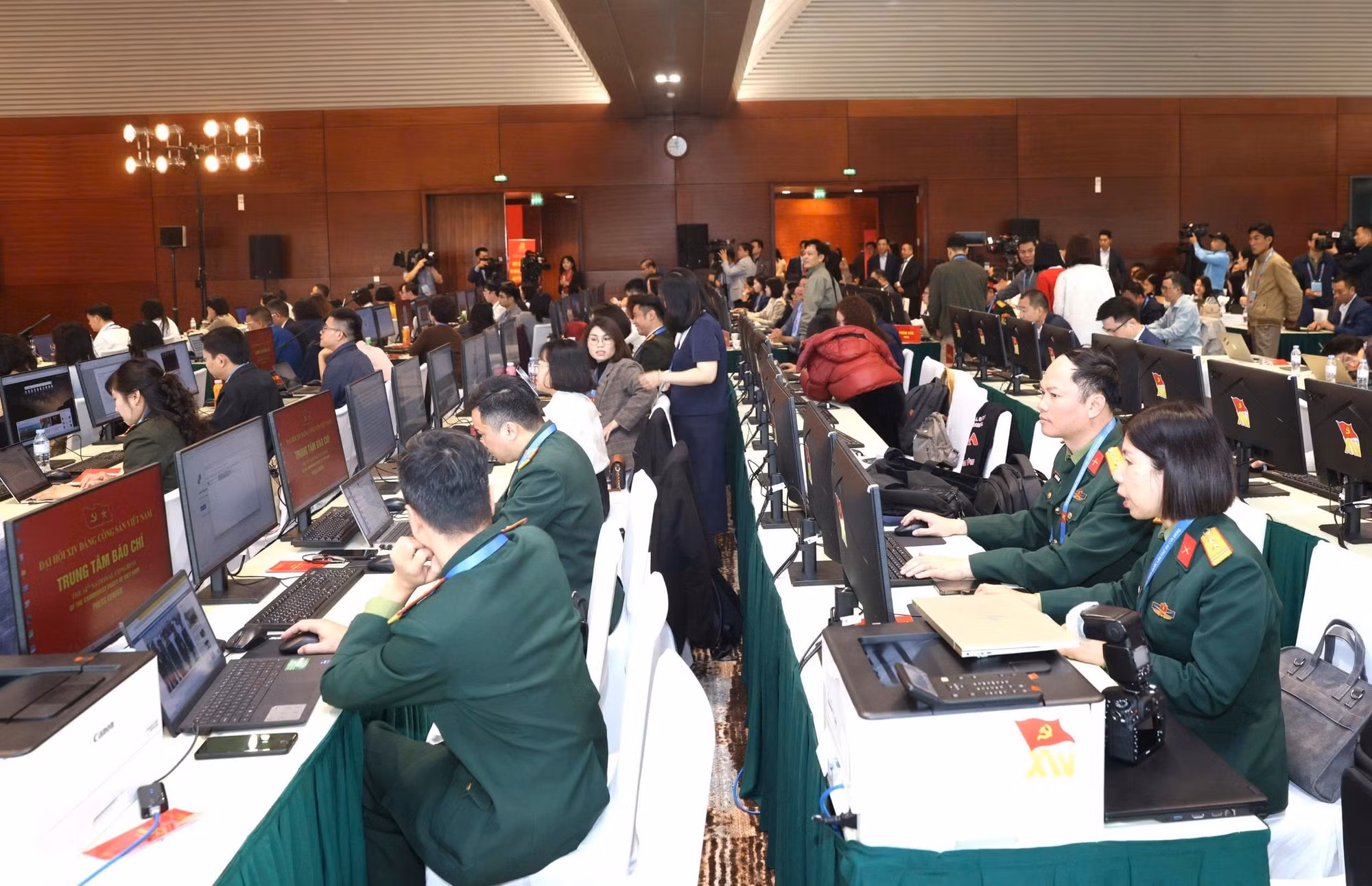Trung tâm Báo chí nhộn nhịp trong ngày đầu Đại hội XIV của Đảng -1