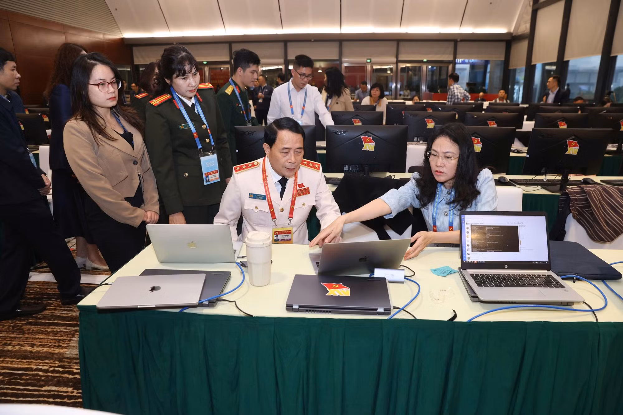 Trung tâm Báo chí nhộn nhịp trong ngày đầu Đại hội XIV của Đảng -0