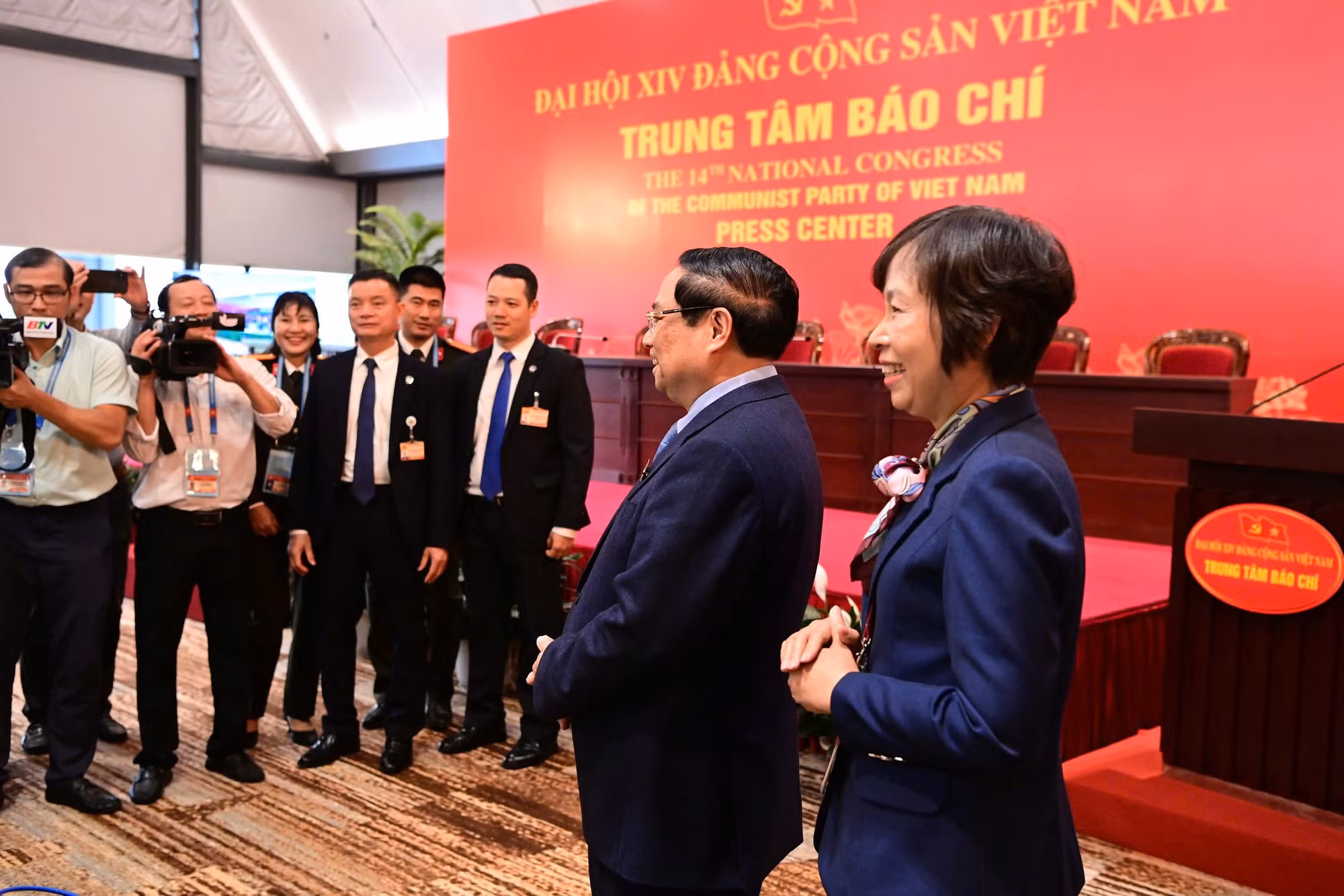 Thủ tướng Phạm Minh Chính thăm, động viên phóng viên báo chí tác nghiệp tại Đại hội XIV -0