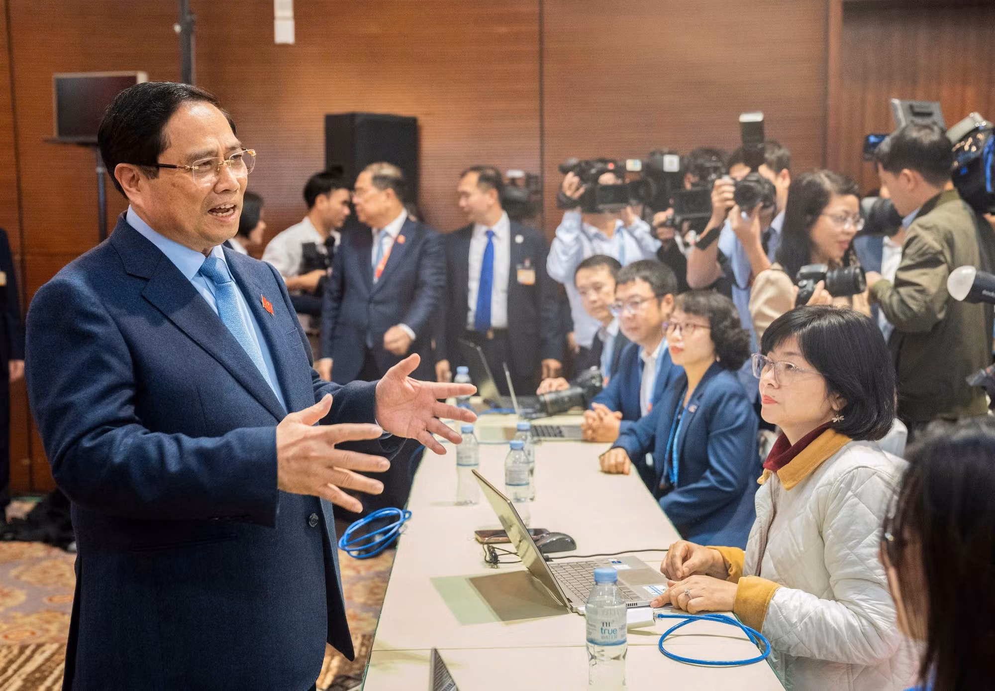 Thủ tướng Phạm Minh Chính thăm động viên phóng viên báo chí tác nghiệp tại Đại hội XIV -0