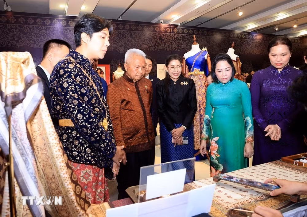 Chủ tịch Quốc hội kiêm Chủ tịch Hạ viện Thái Lan Sophon Zaram và các đại biểu tham quan triển lãm trang phục dân tộc tại Bảo tàng Phụ nữ Việt Nam. (Ảnh: Tuấn Anh/TTXVN)