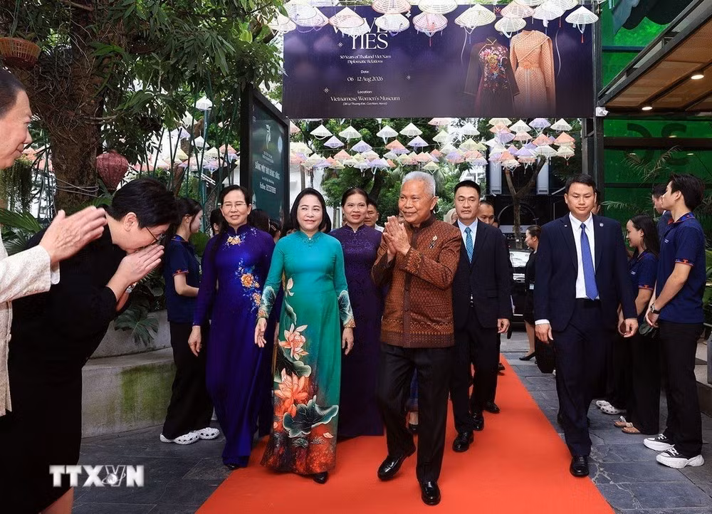 Chủ tịch Quốc hội kiêm Chủ tịch Hạ viện Thái Lan đến dự triển lãm trang phục dân tộc tại Bảo tàng Phụ nữ Việt Nam. (Ảnh: Tuấn Anh/TTXVN)