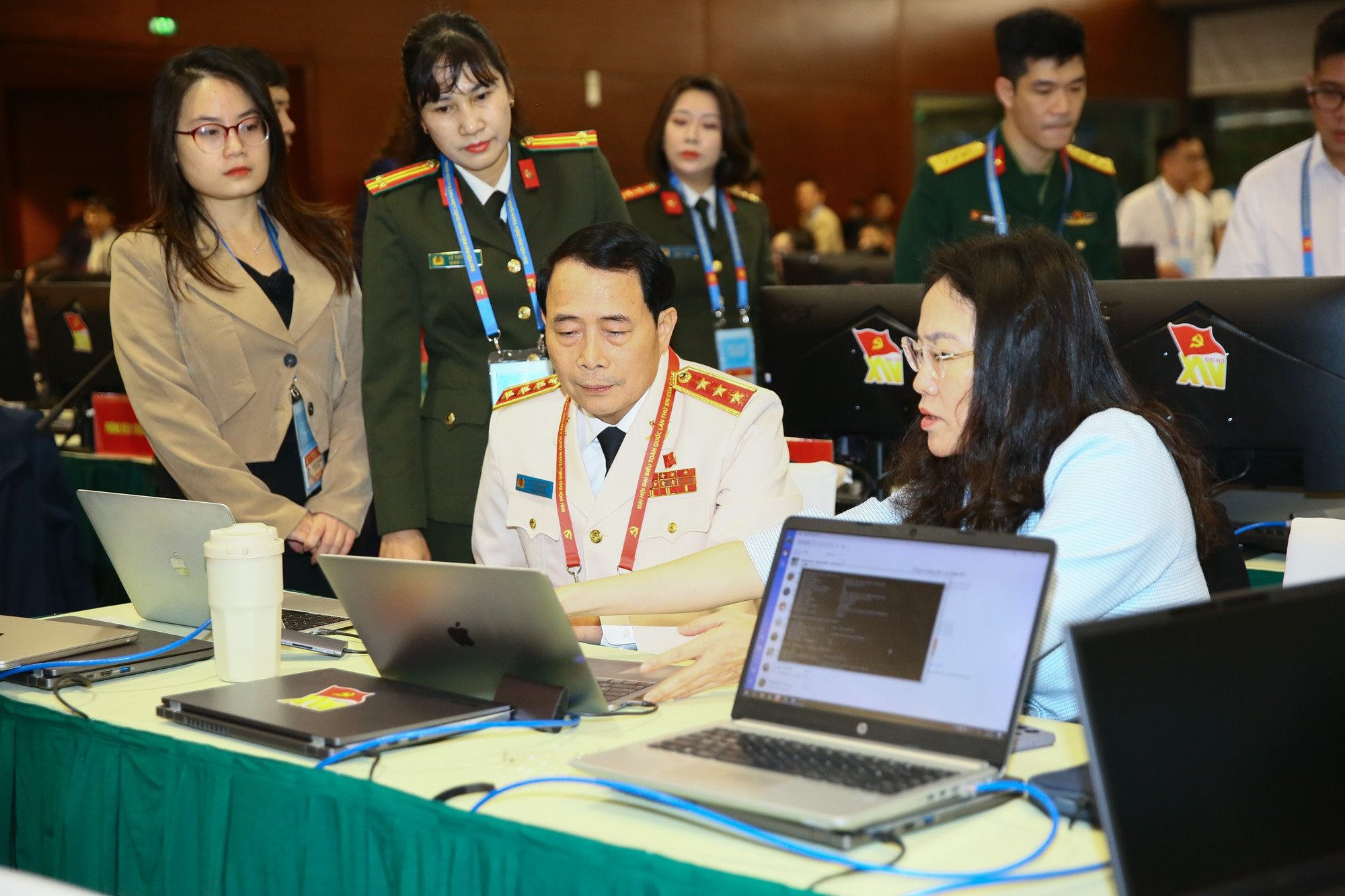 Thứ trưởng Lê Quốc Hùng thăm Trung tâm Báo chí Đại hội XIV -0