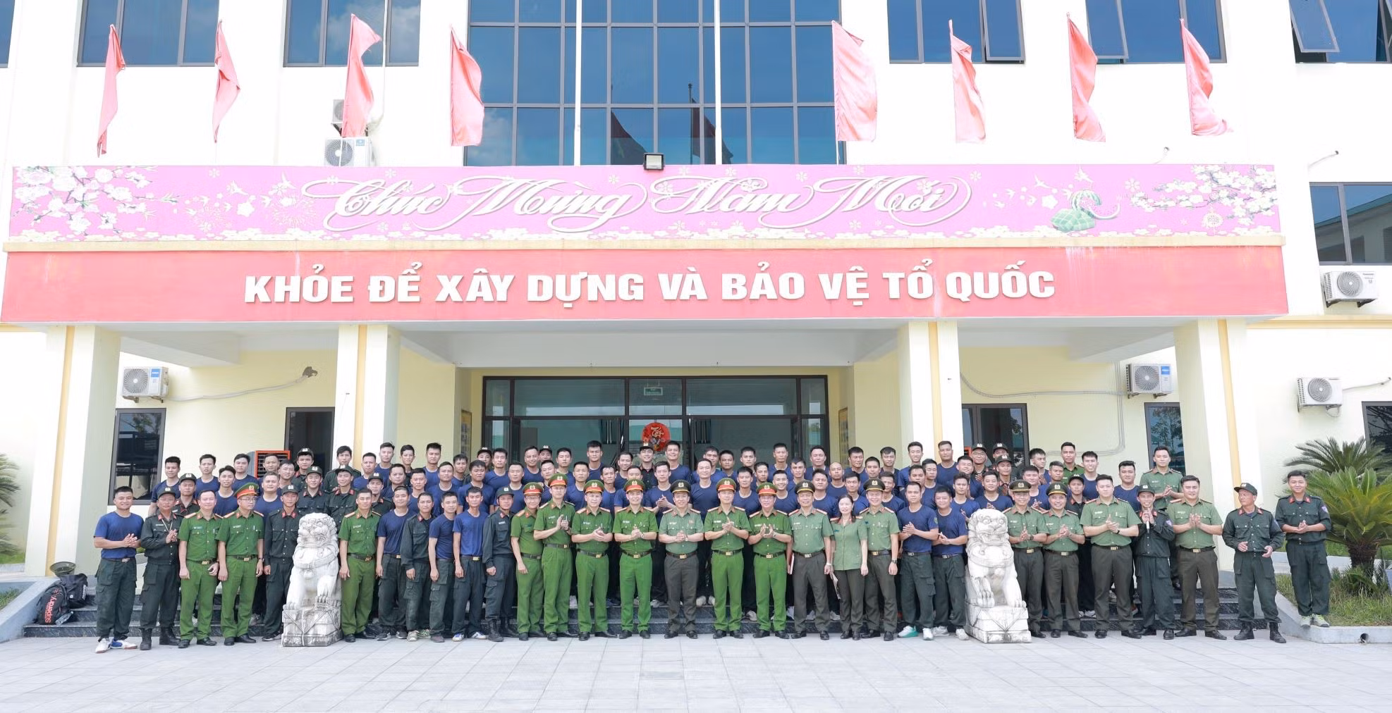 ban-giam-doc-cong-an-tinh-chup-anh-luu-niem-voi-cac-hoc-vien-khoa-tac-chien-2.jpg