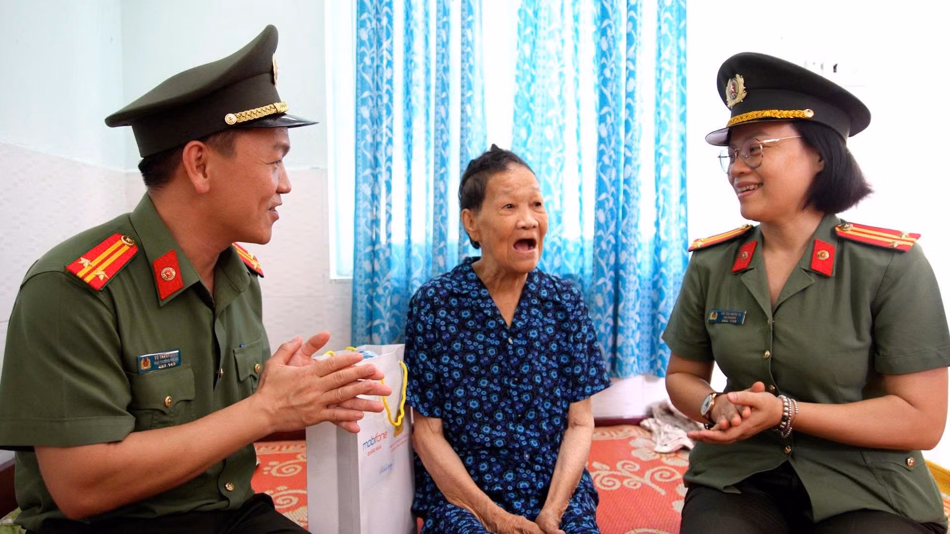 tham-hoi-tang-qua-cho-nguoi-co-cong-tai-trung-tam-dieu-duong-nguoi-co-cong-tinh-quang-ngai.jpg