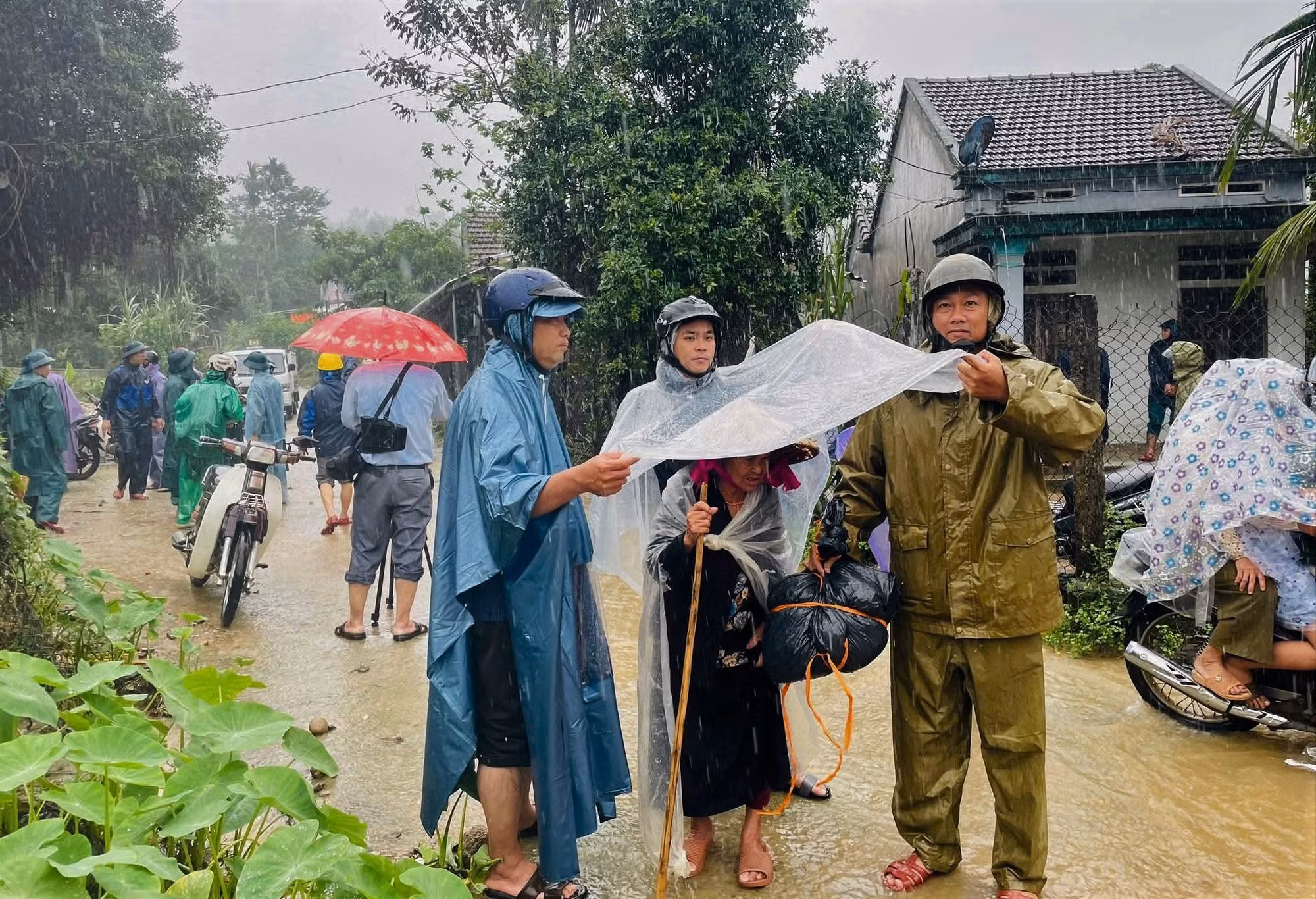 luc-luong-cong-an-xa-ba-dong-giup-nguoi-dan-di-doi-ra-khoi-vung-co-nguy-co-sat-lo-nui-2.jpg