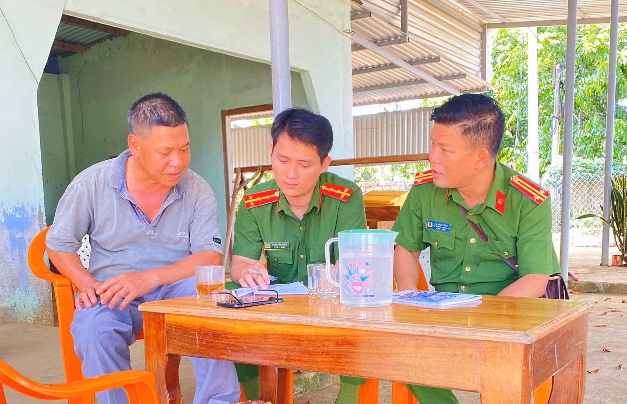 lsadn1cong-an-xa-van-hoa-tinh-dak-lak-huong-dan-ong-phan-van-tam-mot-nguoi-dan-dia-phuong-ke-khai-cung-cap-thong-tin-ls-de-chuan-bi-lay-mau-and.jpg