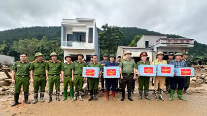 Công an tỉnh Lai Châu bám địa bàn, khẩn trương giúp dân sau lũ dữ