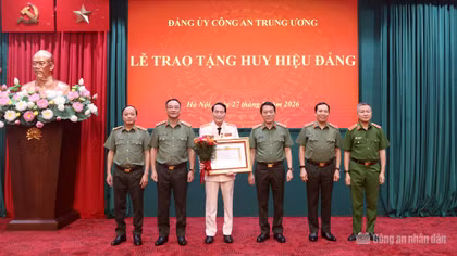 Thứ trưởng Lê Quốc Hùng đón nhận Huy hiệu 35 năm tuổi Đảng