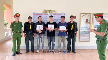 Đường dây sản xuất, tiêu thụ giấy tờ giả xuyên quốc gia đã được triệt xoá thế nào?