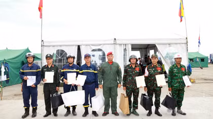Trao Huân chương “Anh hùng Venezuela” tặng Đoàn cứu nạn, cứu hộ Việt Nam