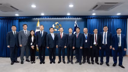 Thứ trưởng Lê Văn Tuyến và Cố vấn chính sách PSS Park Kwan Chon cùng các đại biểu.