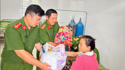 Công an xã hỗ trợ sản phụ sinh con an toàn trên xe