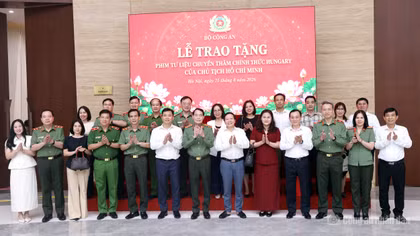 Bộ Công an trao tặng phim tư liệu quý về Chủ tịch Hồ Chí Minh