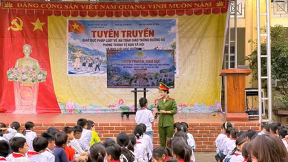 Cô gái Hà Nhì trên hành trình “Gần dân nhất”
