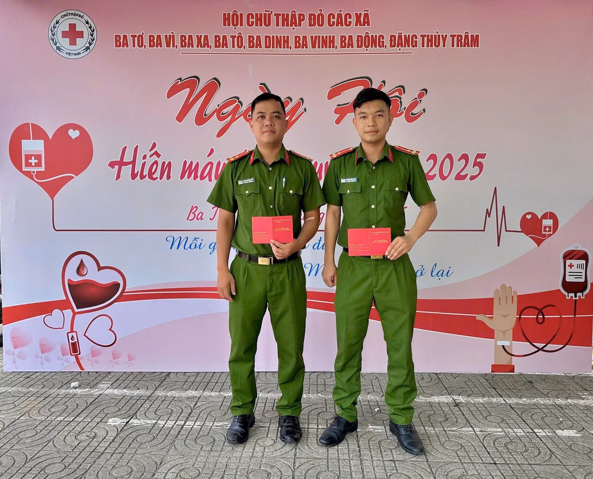 anh-2-thuong-uy-phu-tham-gia-hien-mau.jpg