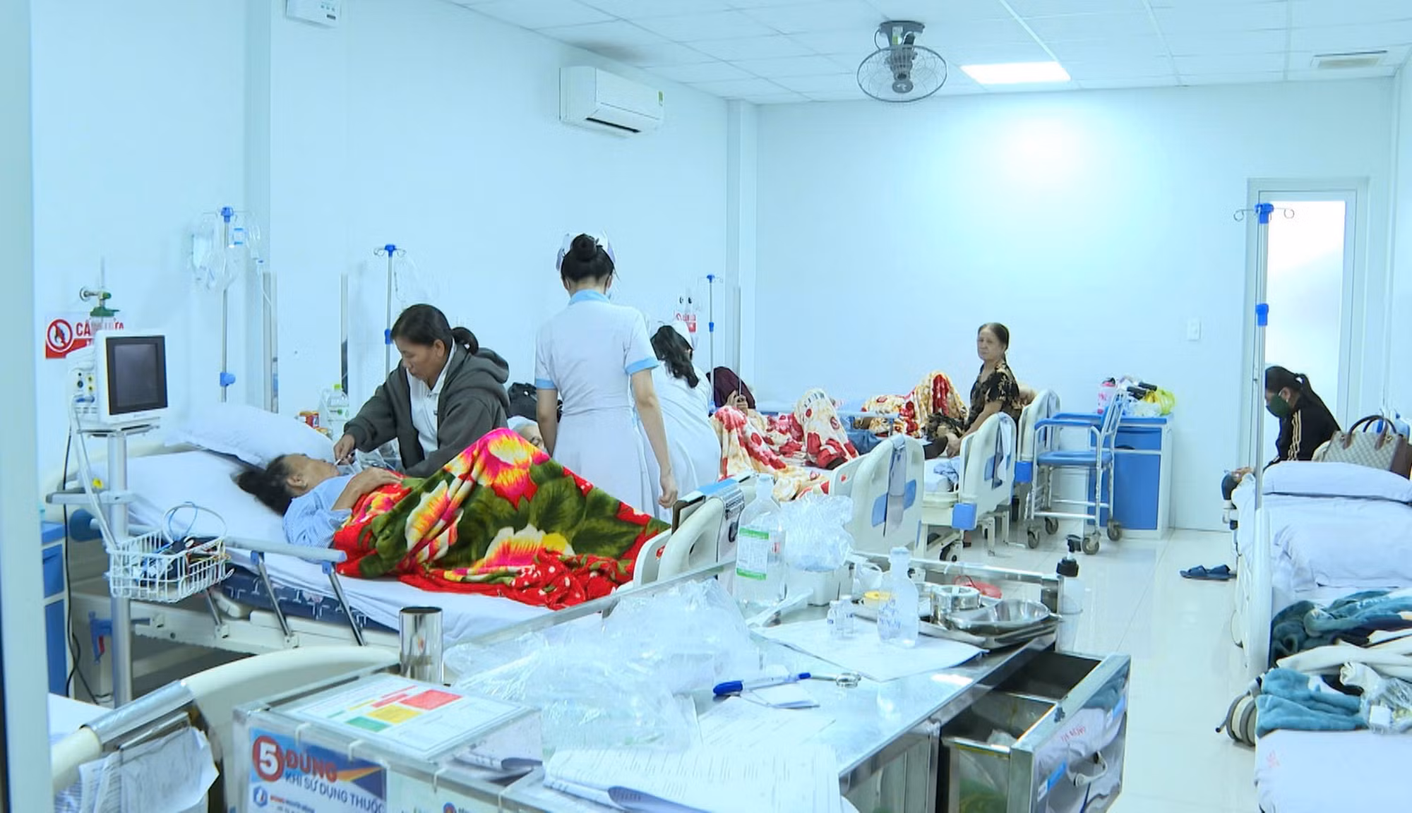 ngo-doc-banh-mi-qng.jpg