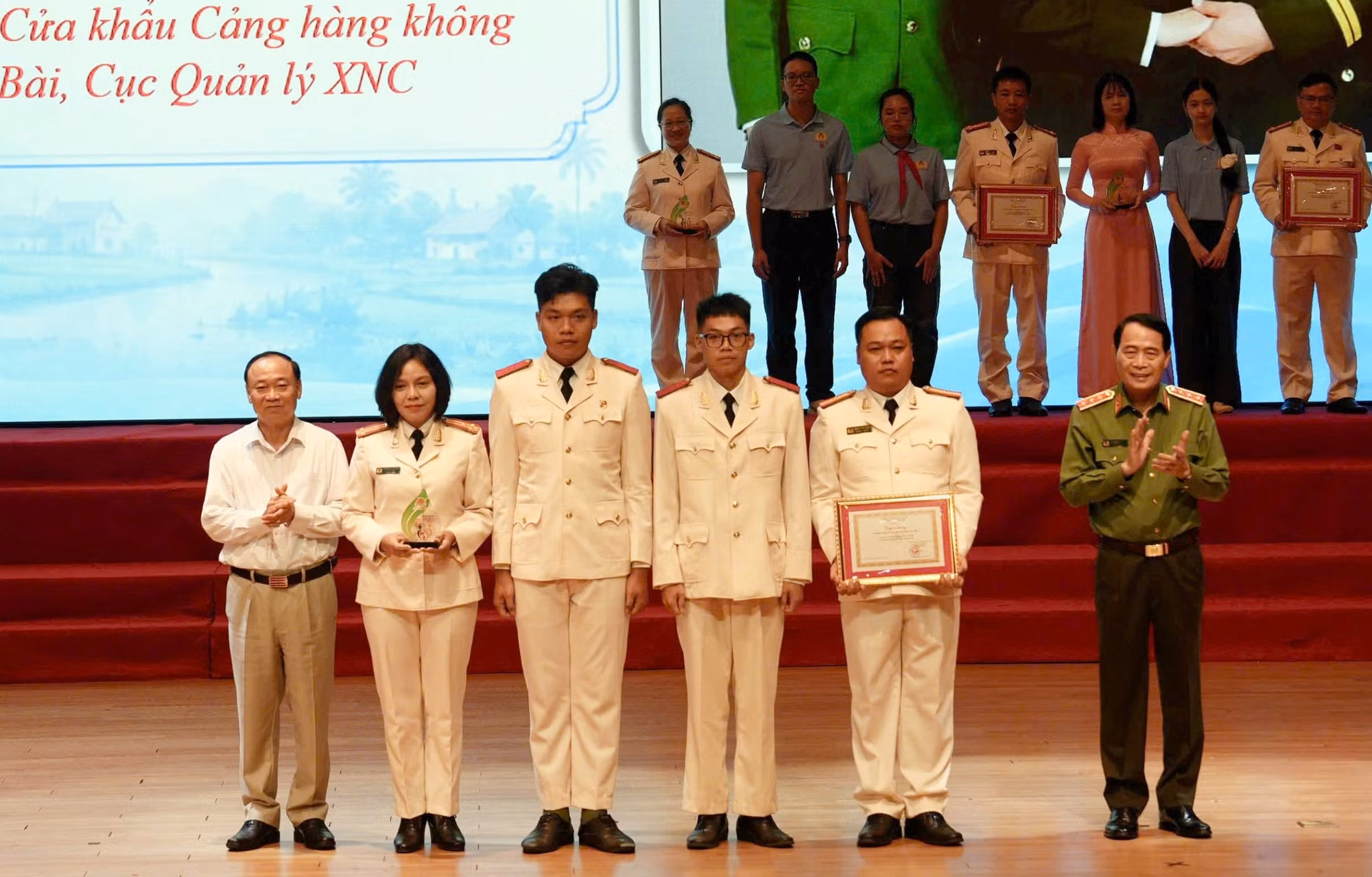 gia-dinh-tieu-bieu-e.jpg