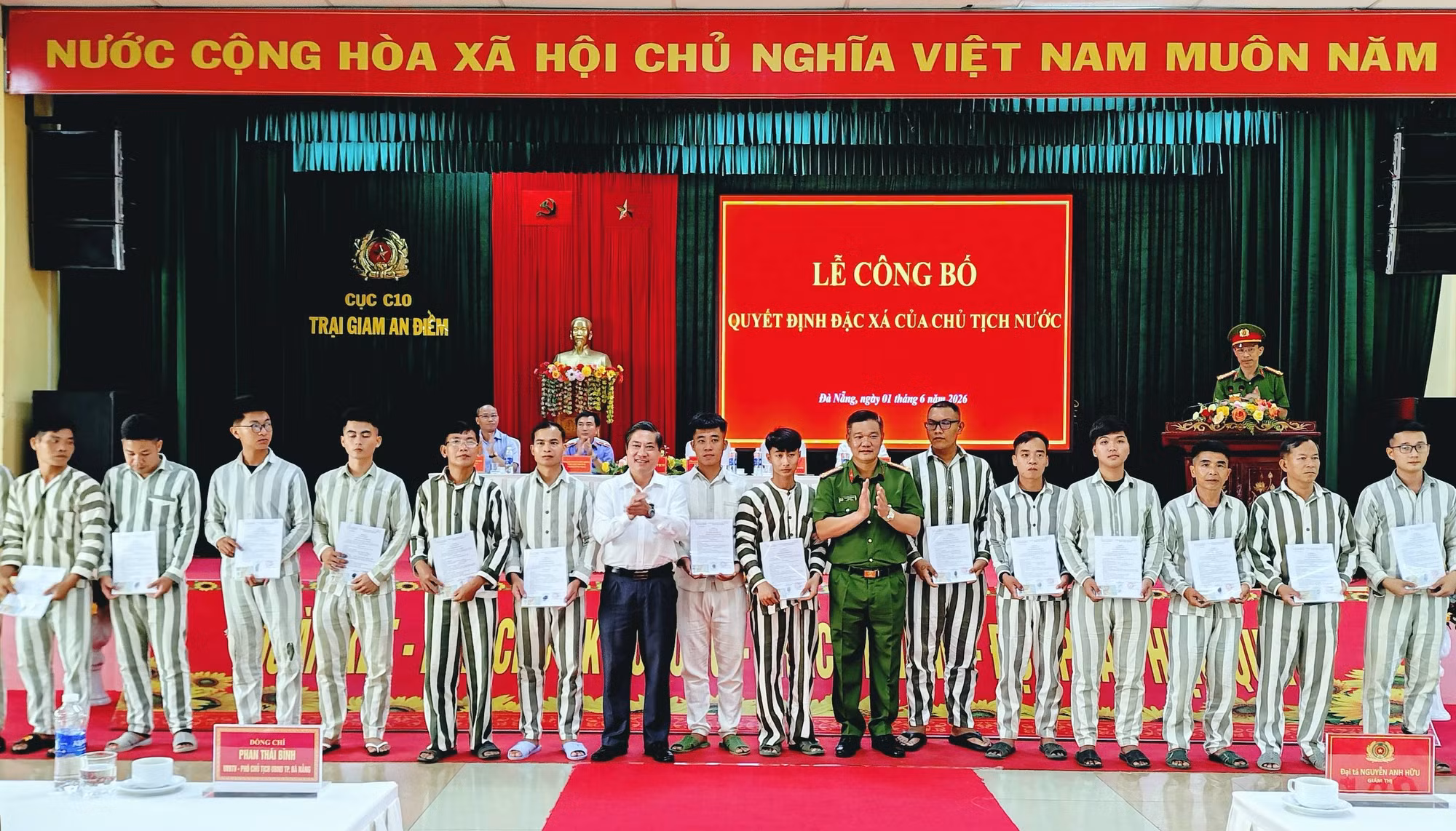 Ông Phan Thái Bình và Đại tá Nguyễn Anh Hữu, Giám thị Trại giam An Điềm, trao quyết định đặc xá cho các phạm nhân.