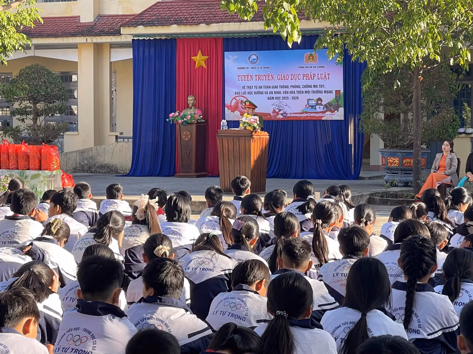 anh-3-tuyen-truyen-giao-duc-tai-truong-hoc.jpg