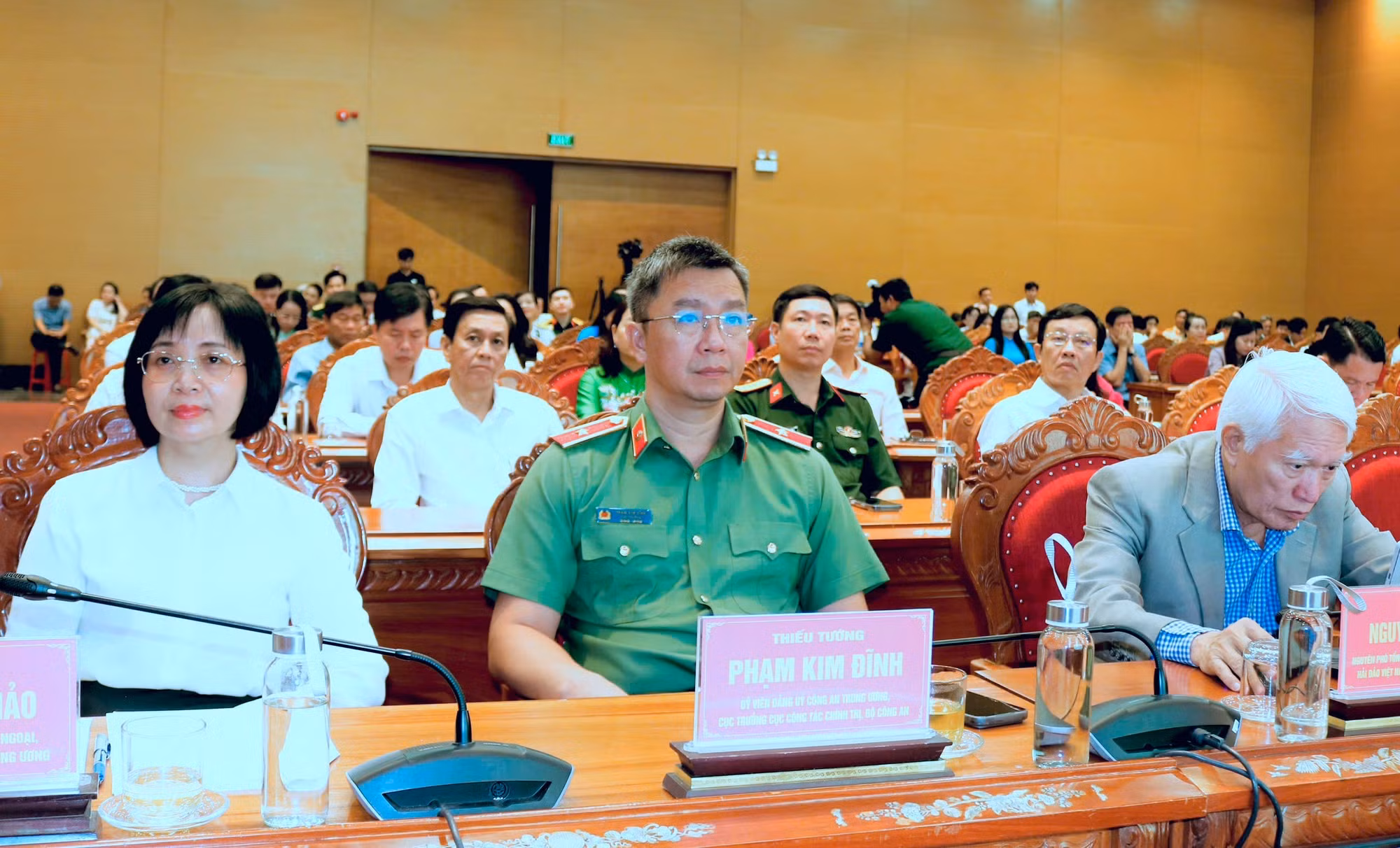 bao-cao-vien-e.jpg
