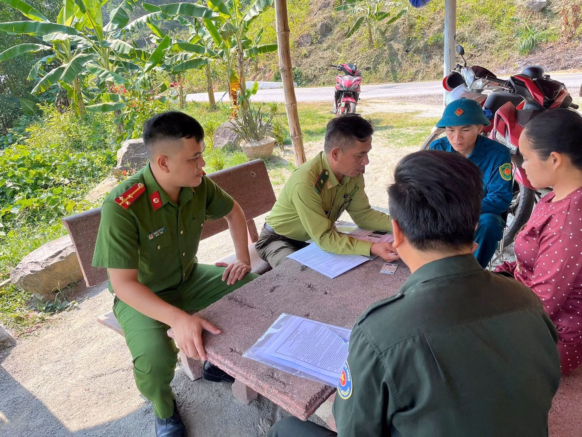 anh-3-phoi-hop-voi-kiem-lam-khu-vuc-tuyen-truyen-ve-phong-chong-chay-rung-cho-cac-ho-dan-a.jpg