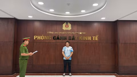 Khởi tố đối tượng kinh doanh hơn 1.400 đôi giày giả
