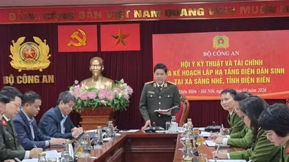 Bộ Công an đưa điện về với bà con vùng biên giới xã Sáng Nhè