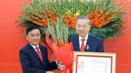 Trao Huy hiệu 45 năm tuổi Đảng tặng Tổng Bí thư Tô Lâm