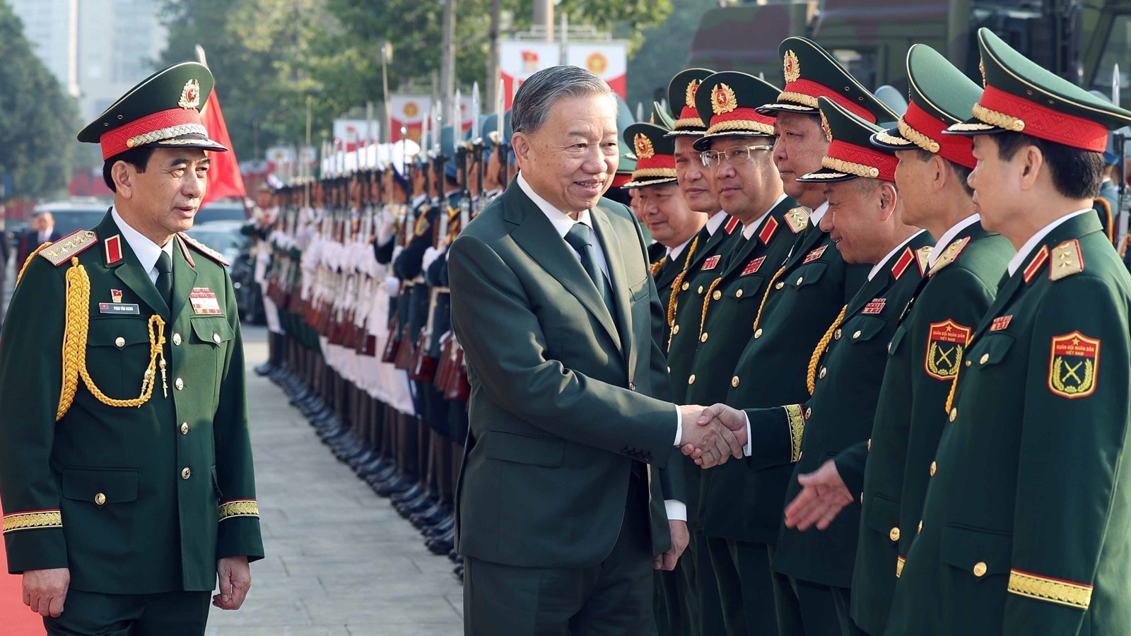 Quân đội nhân dân vững bước dưới cờ Đảng quang vinh