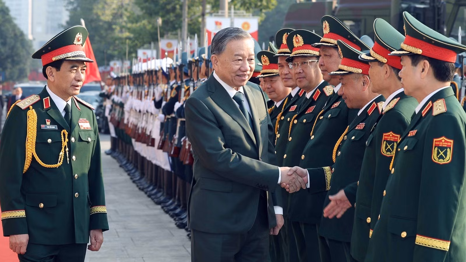 Quân đội nhân dân vững bước dưới cờ Đảng quang vinh