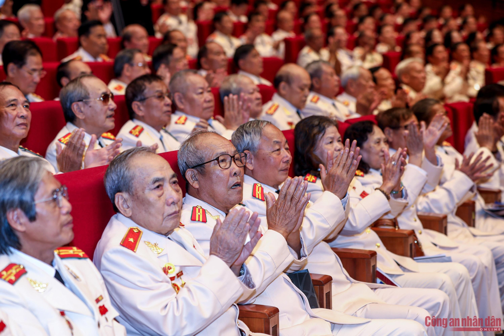Toàn cảnh Lễ Kỷ niệm 80 năm Ngày Truyền thống CAND và đón nhận Huân chương Sao Vàng ảnh 13