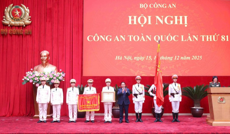 Thủ tướng Phạm Minh Chính trao Bằng và Cờ danh hiệu "Anh hùng Lực lượng vũ trang nhân dân" tặng tập thể Phòng nghiệp vụ thuộc Cục An ninh đối ngoại.