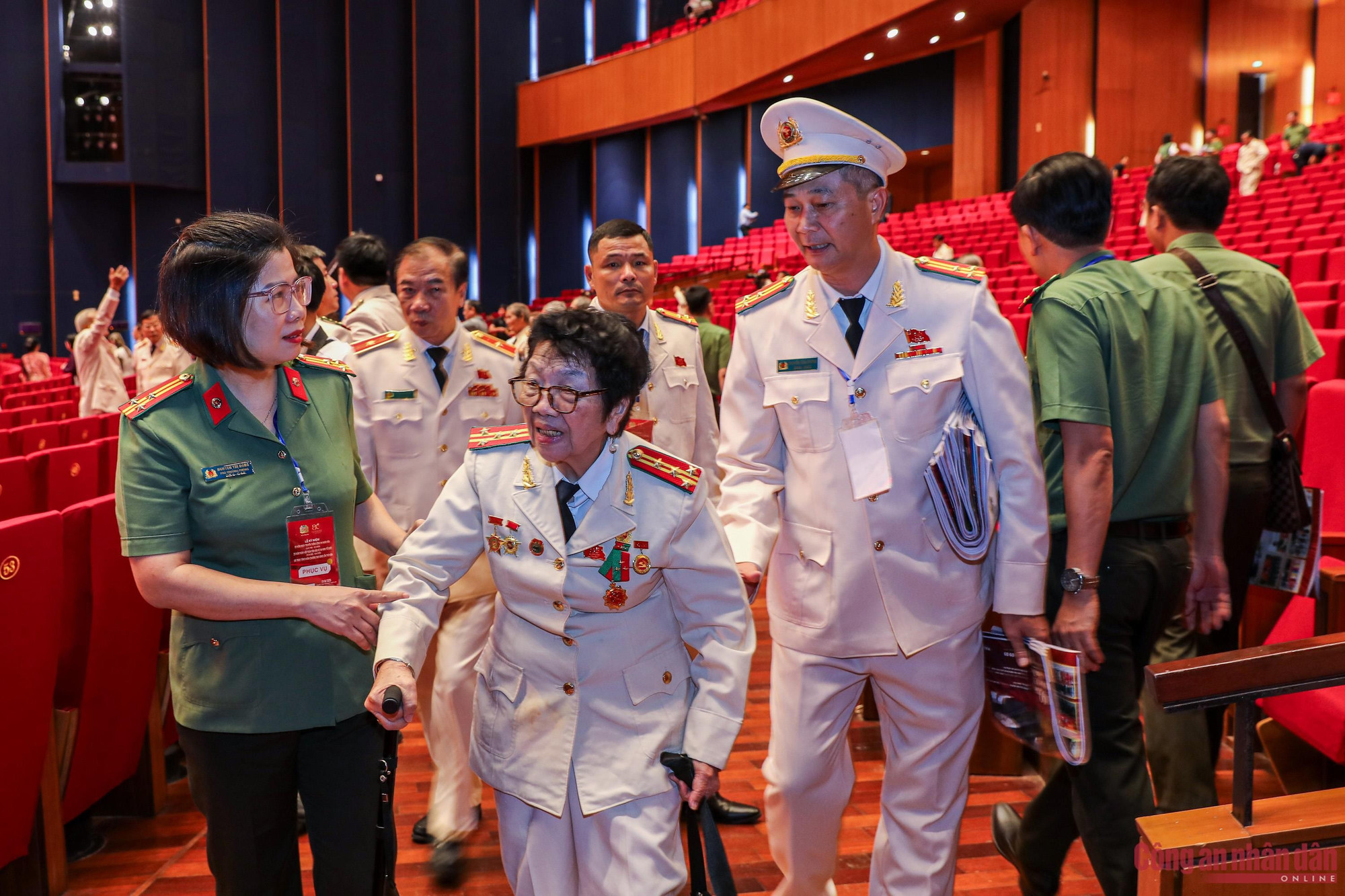 Các thế hệ cựu cán bộ, chiến sĩ CAND tới dự buổi Lễ.