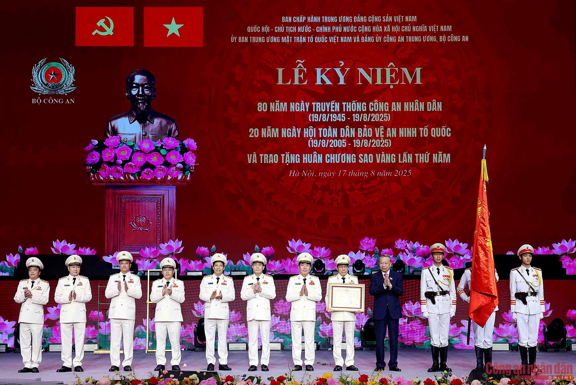 Tại Lễ kỷ niệm 80 năm Ngày truyền thống CAND Việt Nam và 20 năm Ngày hội Toàn dân bảo vệ an ninh Tổ quốc, sáng 17/8, lực lượng CAND đã vinh dự đón nhận Huân chương Sao Vàng lần thứ 5. Tổng Bí thư Tô Lâm đã thay mặt lãnh đạo Đảng, Nhà nước gắn Huân chương Sao Vàng lên Cờ truyền thống của lực lượng CAND và trao Bằng Huân chương tặng các đồng chí lãnh đạo Bộ Công an.