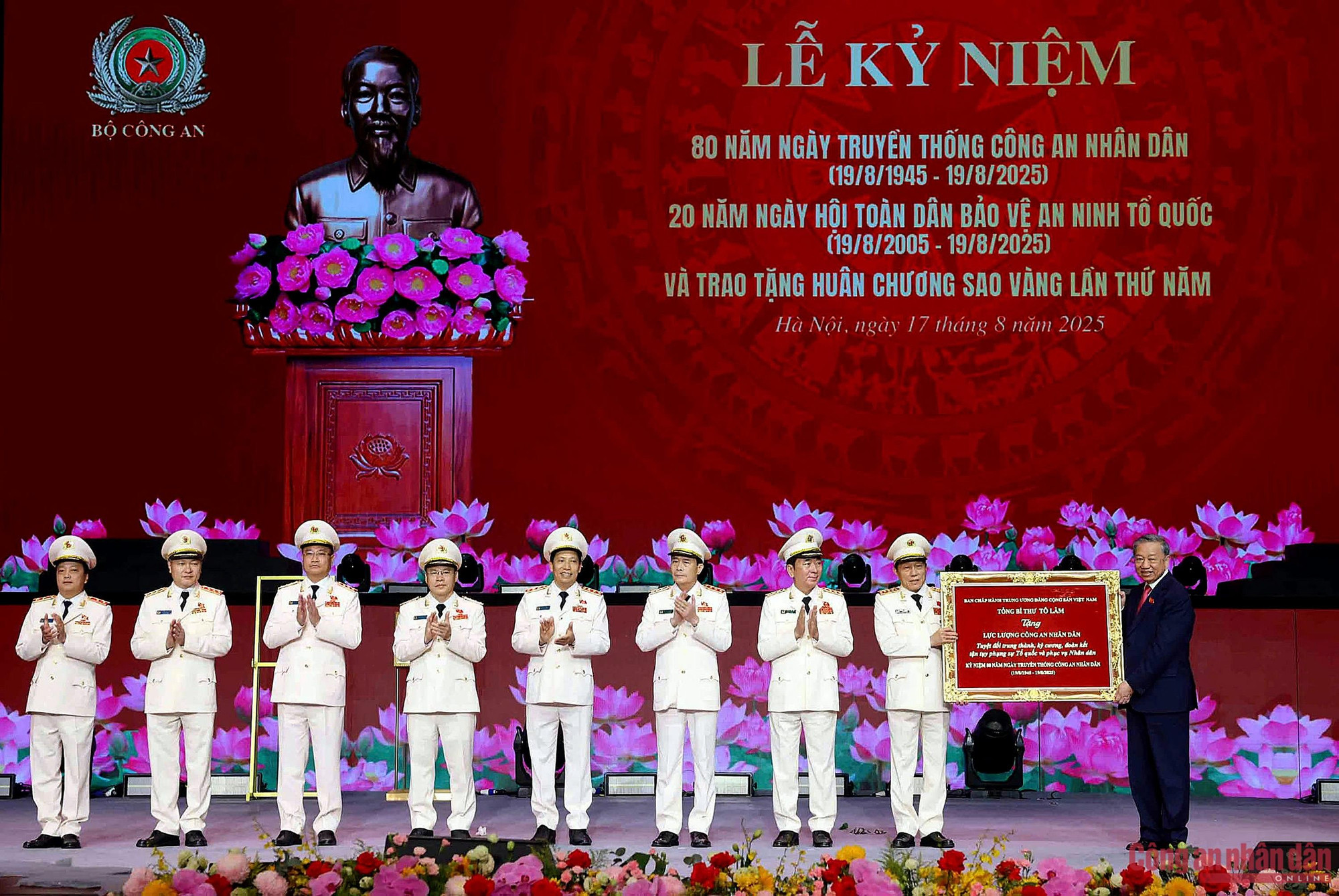 Cũng nhân dịp này, Tổng Bí thư Tô Lâm đã trao tặng lực lượng CAND Bức trướng với dòng chữ: "Lực lượng CAND tuyệt đối trung thành, kỷ cương, đoàn kết, tận tuỵ phụng sự Tổ quốc và phục vụ nhân dân".