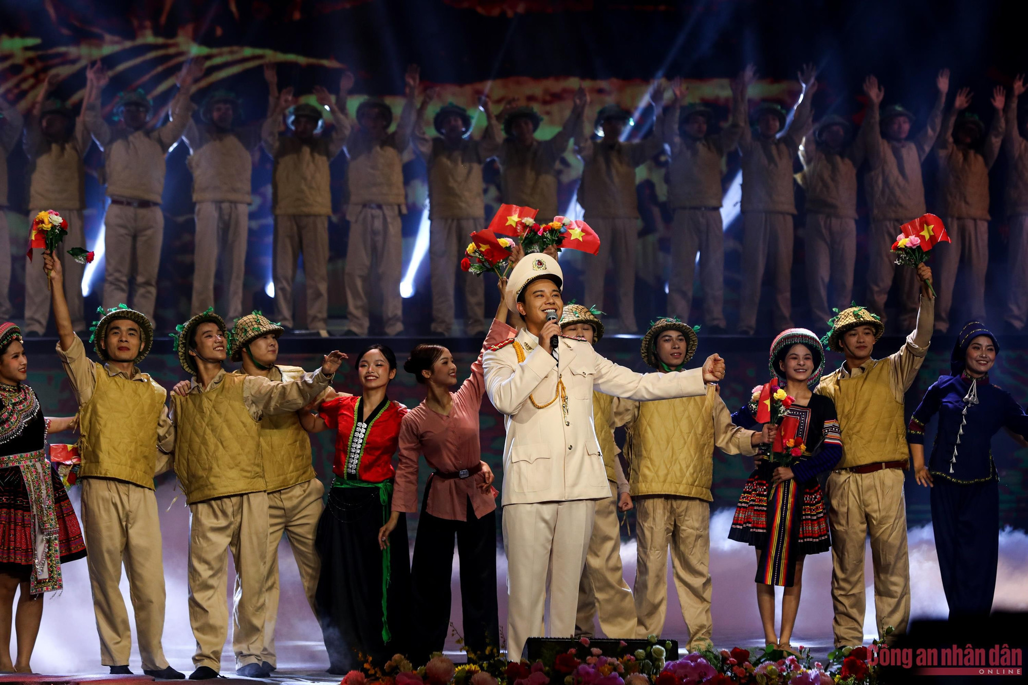 Các tiết mục văn nghệ được nghệ sĩ trình diễn mang đậm dấu ấn về lực lượng CAND trong suốt 80 năm trưởng thành và phát triển.