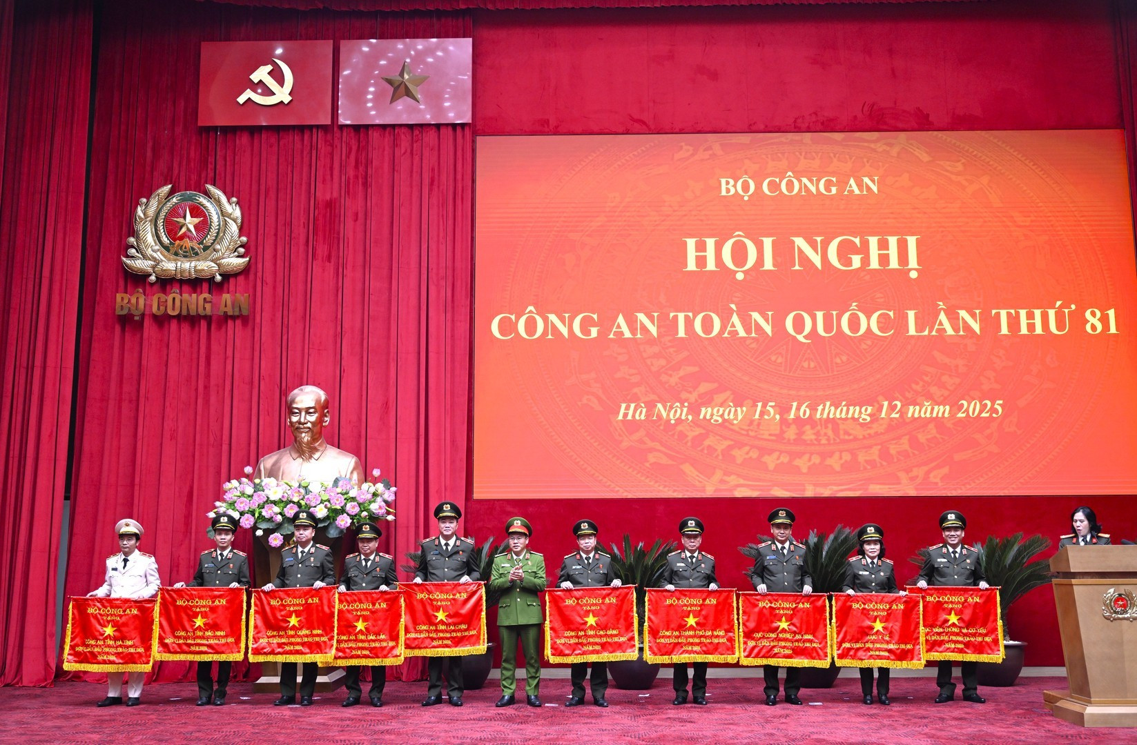 Thứ trưởng Nguyễn Văn Long trao Cờ thi đua của Bộ Công an tặng các đơn vị: Cục Viễn thông và cơ yếu; Cục Y tế; Cục Công nghiệp an ninh; Công an thành phố Đà Nẵng; Công an tỉnh Cao Bằng; Công an tỉnh Lai Châu; Công an tỉnh Đắk Lắk; Công an tỉnh Quảng Ninh; Công an tỉnh Bắc Ninh; Công an tỉnh Hà Tĩnh.