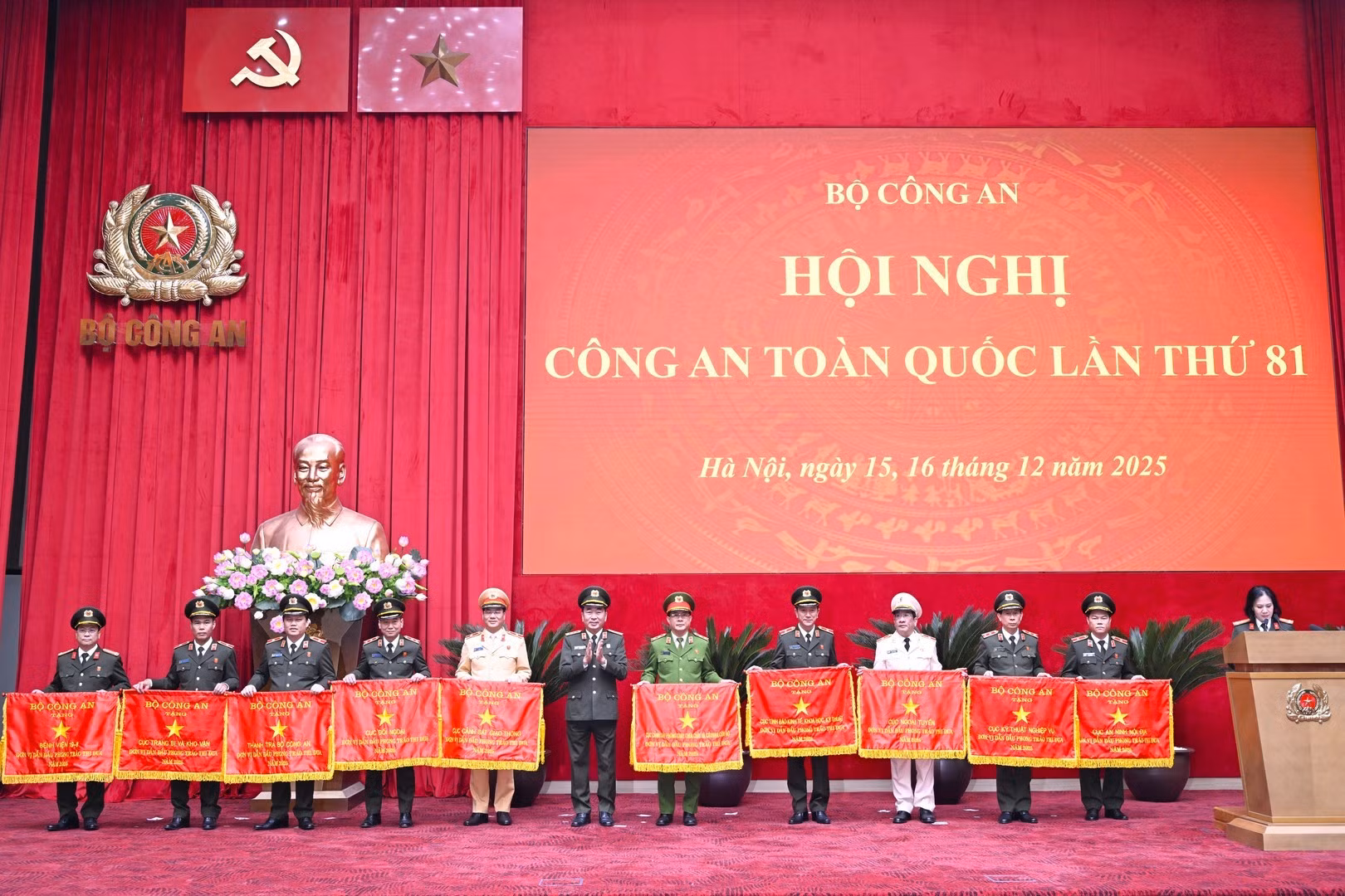 Thứ trưởng Trần Quốc Tỏ trao Cờ thi đua của Bộ Công an tặng các đơn vị: Cục An ninh nội địa; Cục Kỹ thuật nghiệp vụ; Cục Cảnh sát phòng cháy, chữa cháy và cứu nạn, cứu hộ; Cục Cảnh sát giao thông; Cục Đối ngoại; Thanh tra Bộ Công an; Cục Trang bị và kho vận; Bệnh viện 19-8...