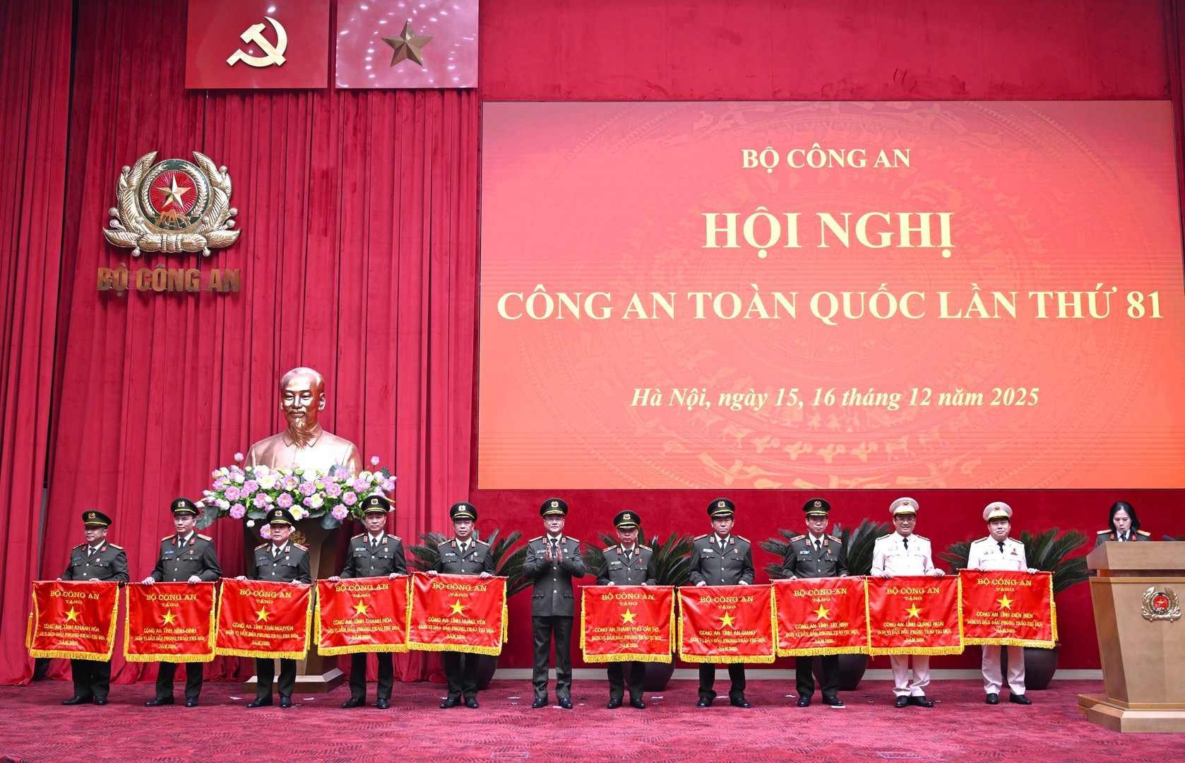 Thứ trưởng Phạm Thế Tùng trao Cờ thi đua của Bộ Công an tặng các đơn vị: Công an tỉnh Điện Biên; Công an tỉnh Quảng Ngãi; Công an tỉnh Tây Ninh; Công an tỉnh An Giang; Công an thành phố Cần Thơ; Công an tỉnh Hưng Yên; Công an tỉnh Thanh Hóa; Công an tỉnh Thái Nguyên; Công an tỉnh Ninh Bình; Công an tỉnh Khánh Hòa.