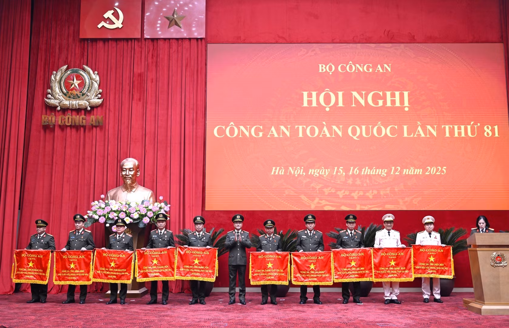 Thứ trưởng Phạm Thế Tùng trao Cờ thi đua của Bộ Công an tặng các đơn vị: Công an tỉnh Điện Biên; Công an tỉnh Quảng Ngãi; Công an tỉnh Tây Ninh; Công an tỉnh An Giang; Công an thành phố Cần Thơ; Công an tỉnh Hưng Yên; Công an tỉnh Thanh Hóa; Công an tỉnh Thái Nguyên; Công an tỉnh Ninh Bình; Công an tỉnh Khánh Hòa.