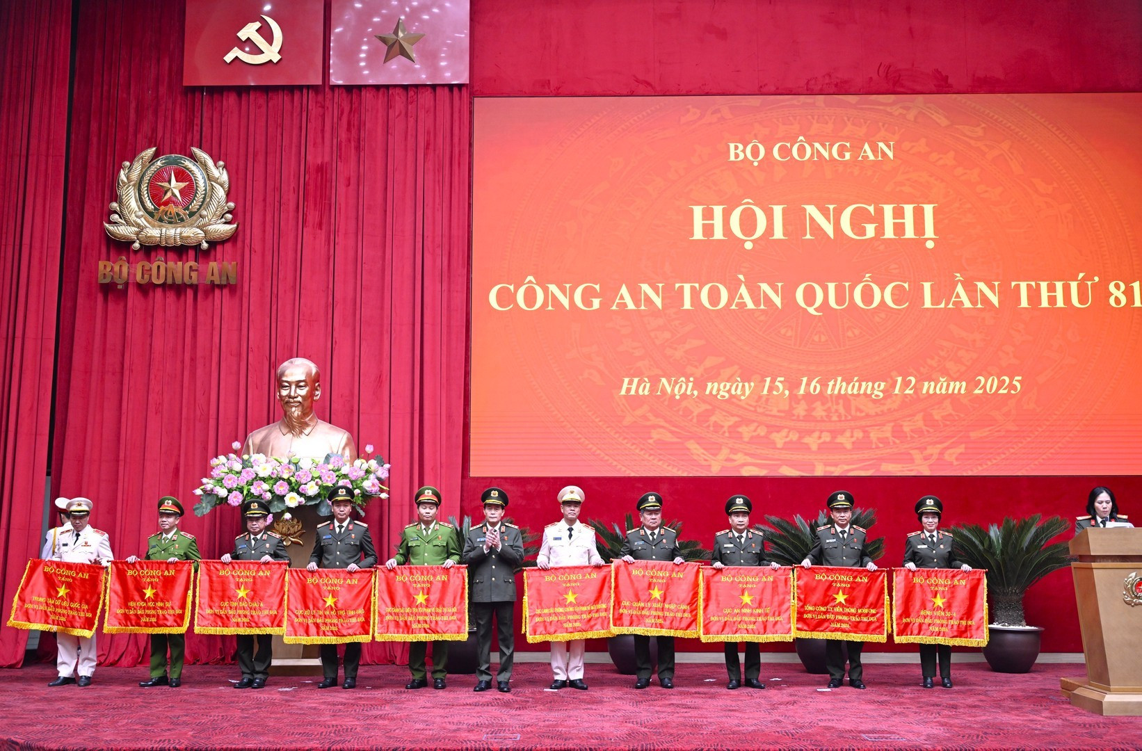 Thứ trưởng Lê Quốc Hùng trao Cờ thi đua của Bộ Công an tặng các đơn vị: Bệnh viện 30-4; Tổng Công ty Viễn thông Mobifone; Cục An ninh kinh tế; Cục Quản lý xuất nhập cảnh; Cục Cảnh sát phòng chống tội phạm về môi trường; Cục Cảnh sát điều tra tội phạm về trật tự xã hội; Viện Khoa học Hình sự; Trung tâm dữ liệu quốc gia...