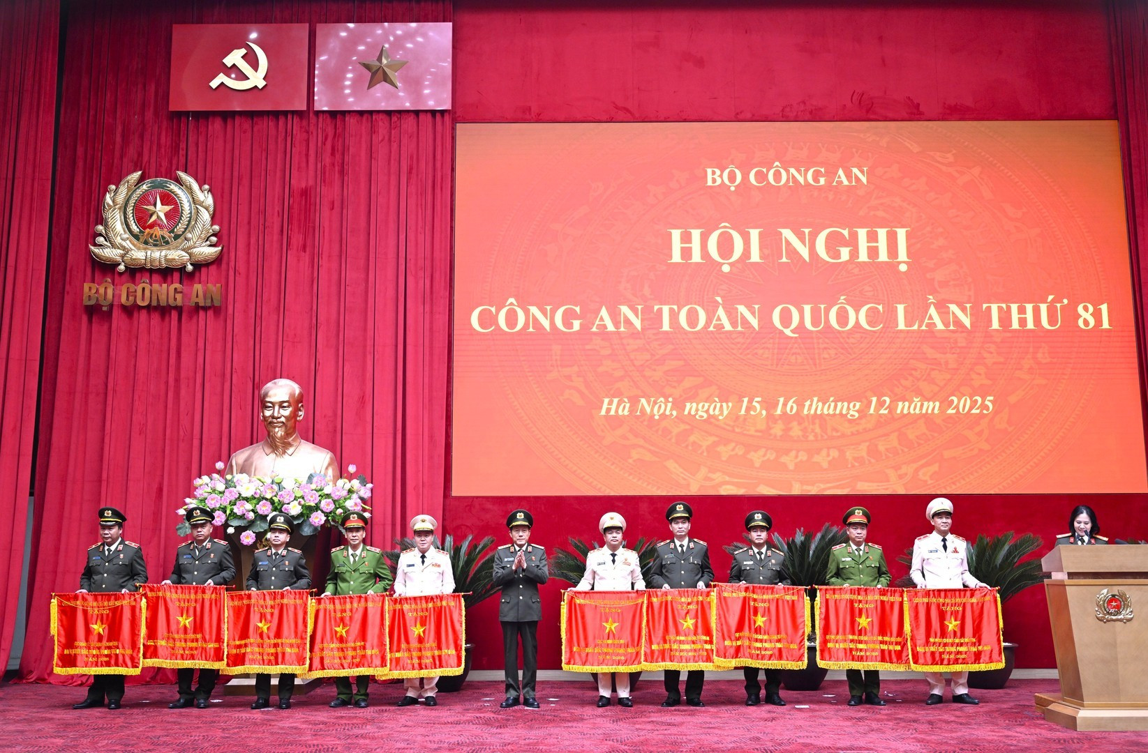 Thừa ủy quyền của Thủ tướng Chính phủ, Bộ trưởng Lương Tam Quang trao Cờ thi đua của Chính phủ tặng các đơn vị: Văn phòng Cơ quan Cảnh sát điều tra; Cục Cảnh sát quản lý trại giam, cơ sở giáo dục bắt buộc, trường giáo dưỡng; Cục Pháp chế và cải cách hành chính, tư pháp; Học viện An ninh nhân dân; Cục An ninh điều tra; Bộ Tư lệnh Cảnh sát cơ động; Học viện Cảnh sát nhân dân; Cục An ninh mạng và phòng, chống tội phạm sử dụng công nghệ cao; Cục Quản lý xây dựng và doanh trại...