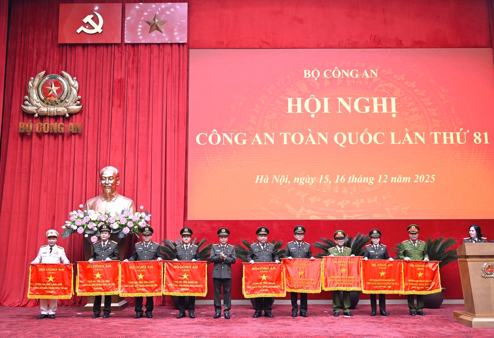 Thứ trưởng Đặng Hồng Đức trao Cờ thi đua của Bộ Công an tặng các đơn vị: Trường Đại học Cảnh sát nhân dân; Trường Cao đẳng An ninh nhân dân I; Trường Cao đẳng An ninh nhân dân II; Học viện Kỹ thuật và Công nghệ an ninh; Công an tỉnh Gia Lai; Công an tỉnh Đồng Nai; Công an tỉnh Vĩnh Long; Công an tỉnh Cà Mau; Công an tỉnh Lạng Sơn.